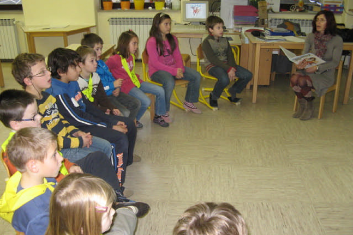 Na osnovni šoli Dobrovo so učenci prisluhnili slikanici Naj sneži!